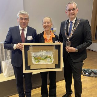 Geschenk des Siegburger Bürgermeisters Stefan Rosemann an Sergio Costa, Bürgermeister von Guarda in Portugal, zur 40-jährigen Städte-Partnerschaft